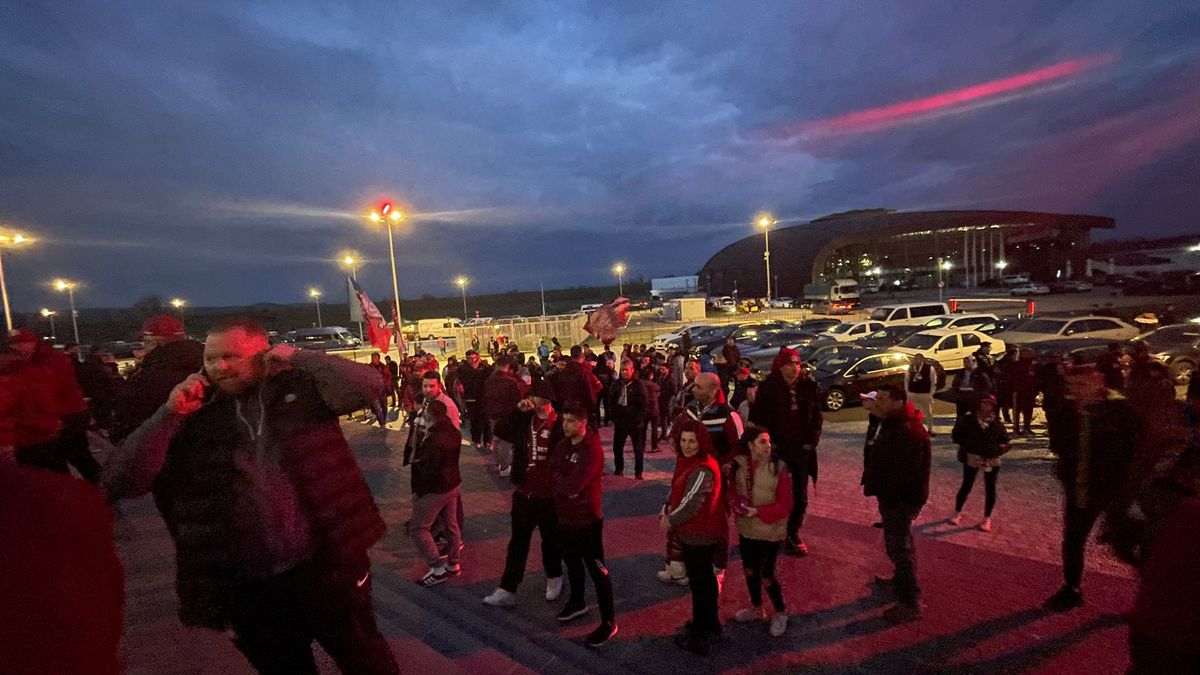 Scandal la Sepsi - Rapid. Meci întârziat și protest major al suporterilor: au ieșit în minutul 15!