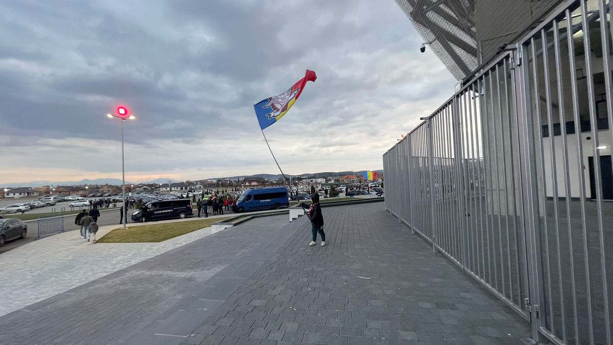 Scandal la Sepsi - Rapid. Meci întârziat și protest major al suporterilor: au ieșit în minutul 15!