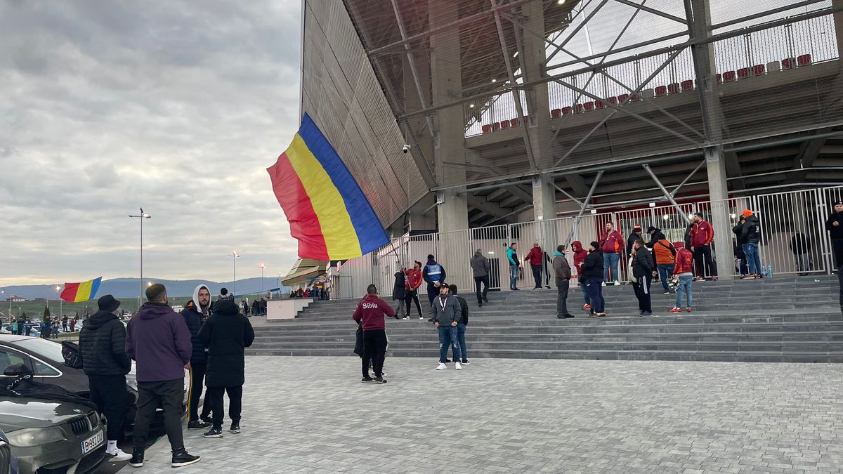Scandal la Sepsi - Rapid. Meci întârziat și protest major al suporterilor: au ieșit în minutul 15!