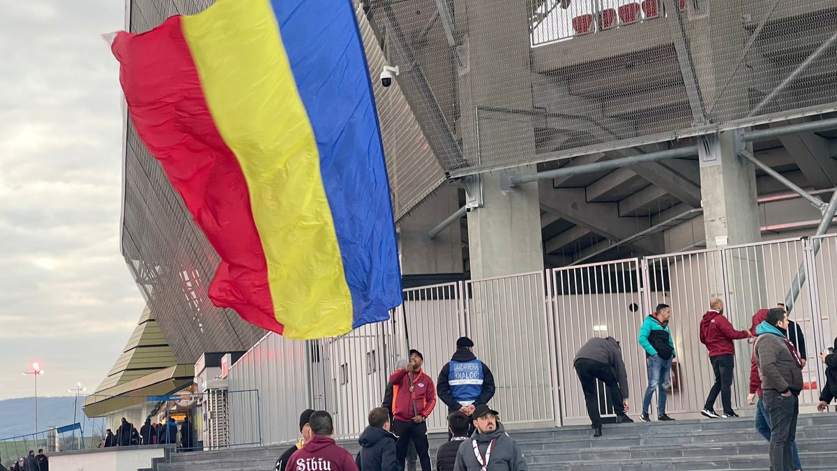 Scandal la Sepsi - Rapid. Meci întârziat și protest major al suporterilor: au ieșit în minutul 15!