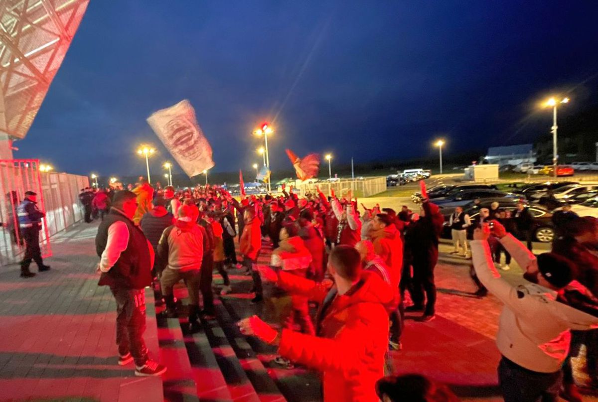 Scandal la Sepsi - Rapid. Meci întârziat și protest major al suporterilor: au ieșit în minutul 15!