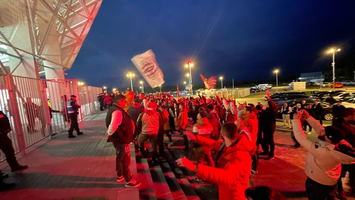 Scandal la Sepsi - Rapid. Meci întârziat și protest major al suporterilor: au ieșit în minutul 15!