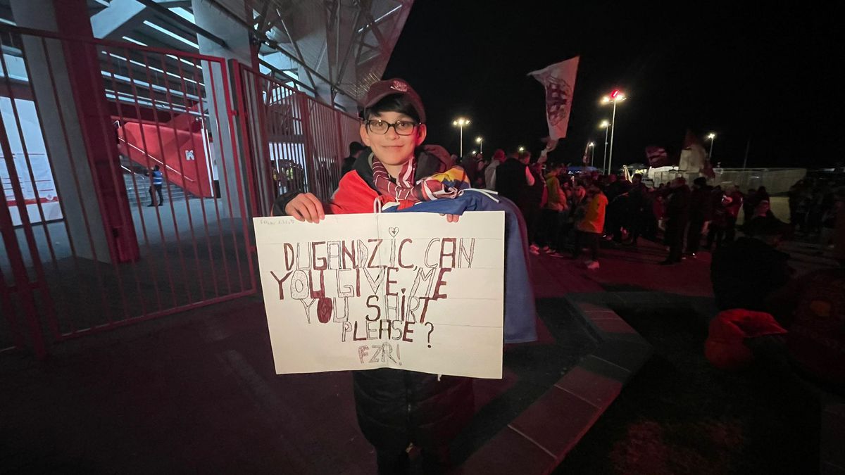 Scandal la Sepsi - Rapid. Meci întârziat și protest major al suporterilor: au ieșit în minutul 15!