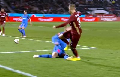 Fază controversată în CFR Cluj - FCSB: clujenii au cerut penalty la 1-0 » Cristi Balaj atacă: „Are entorsă”