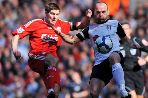 Danny Murphy (dreapta), într-un duel cu Gerrard, în 2010, pe când juca la Fulham