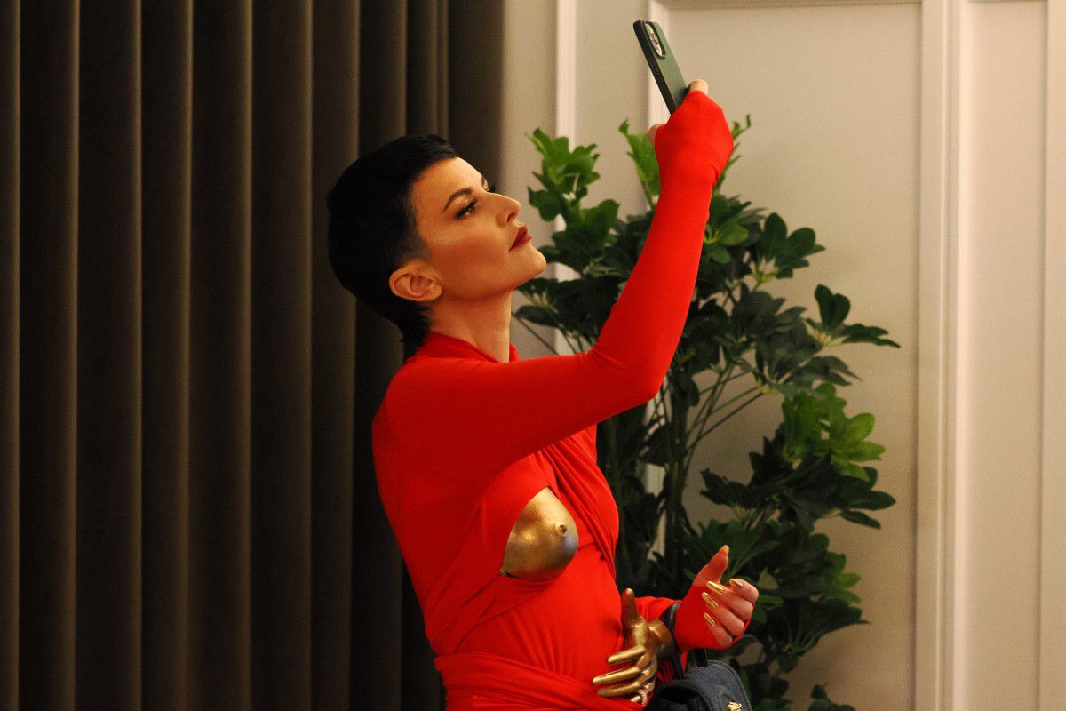 Elisabeta Lipă s-a lansat în imobiliare și i-a chemat la eveniment pe Șucu, Bellu, Smiley și o influenceriță într-o ținută îndrăzneață