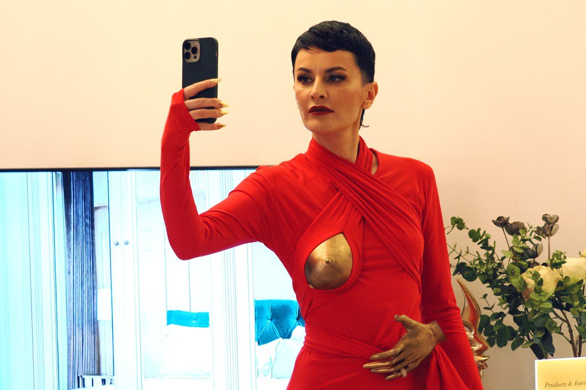 Elisabeta Lipă s-a lansat în imobiliare și i-a chemat la eveniment pe Șucu, Bellu, Smiley și o influenceriță într-o ținută îndrăzneață