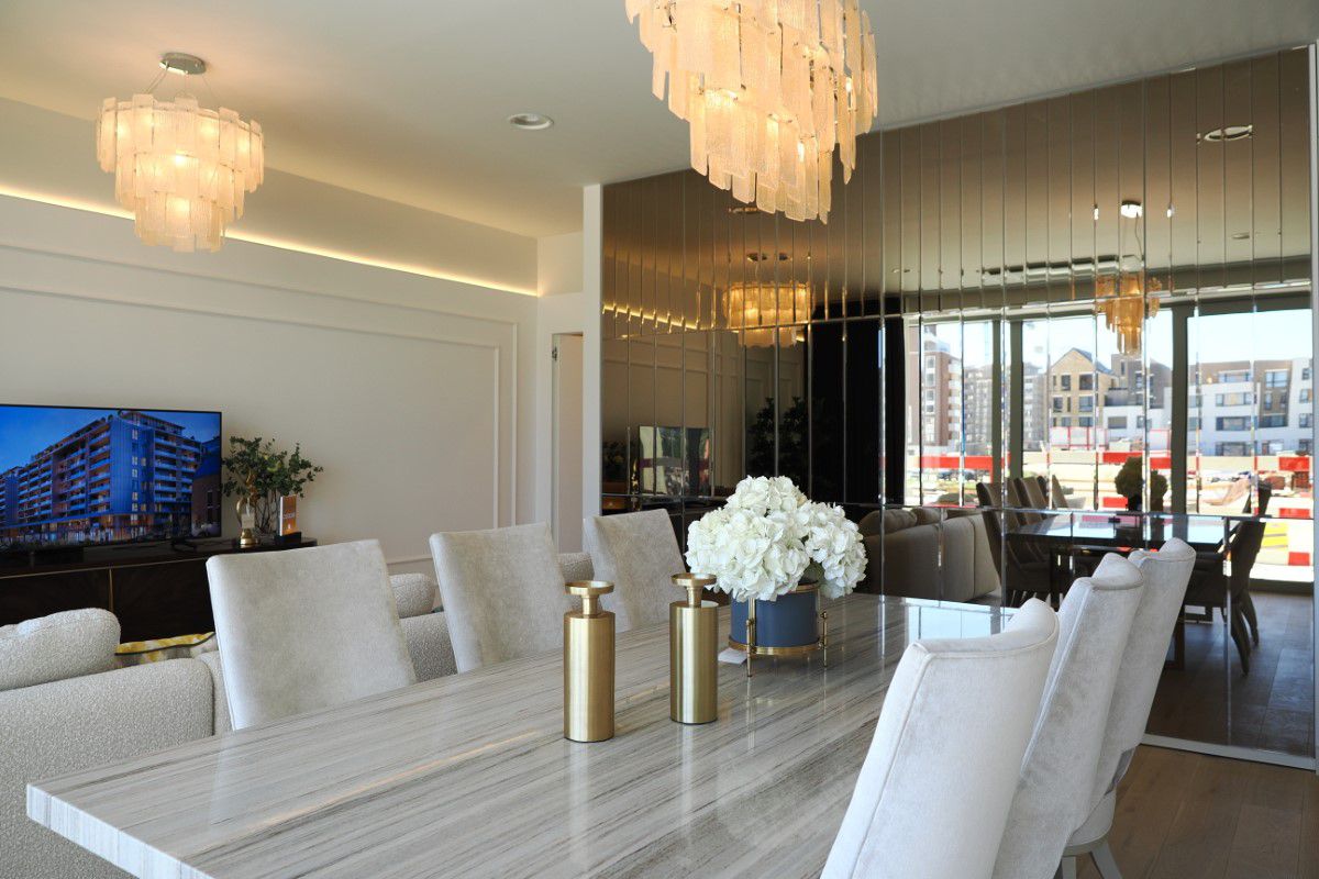 Elisabeta Lipă s-a lansat în imobiliare și i-a chemat la eveniment pe Șucu, Bellu, Smiley și o influenceriță într-o ținută îndrăzneață