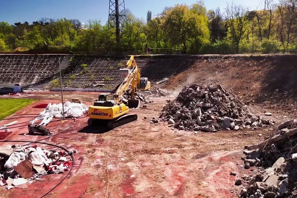 Stadionul istoric, pus la pământ! Un star internațional e șef de șantier + cum arată noua „bijuterie” ridicată în mijlocul pădurii