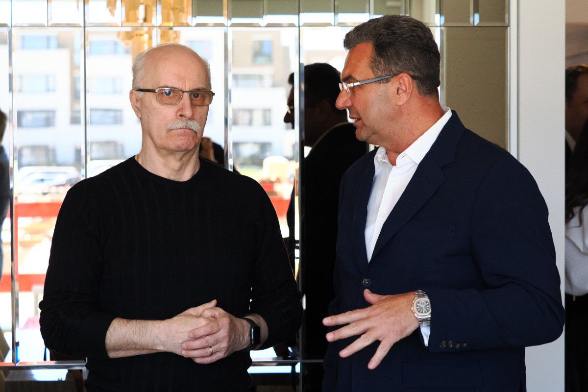 Elisabeta Lipă s-a lansat în imobiliare și i-a chemat la eveniment pe Șucu, Bellu, Smiley și o influenceriță într-o ținută îndrăzneață