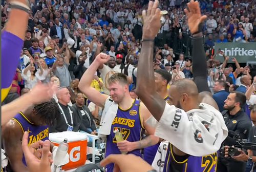 Luka Doncic a fost aplaudat de fanii lui Dallas, la îndemnul lui LeBron James. Foto: Captură Instagram