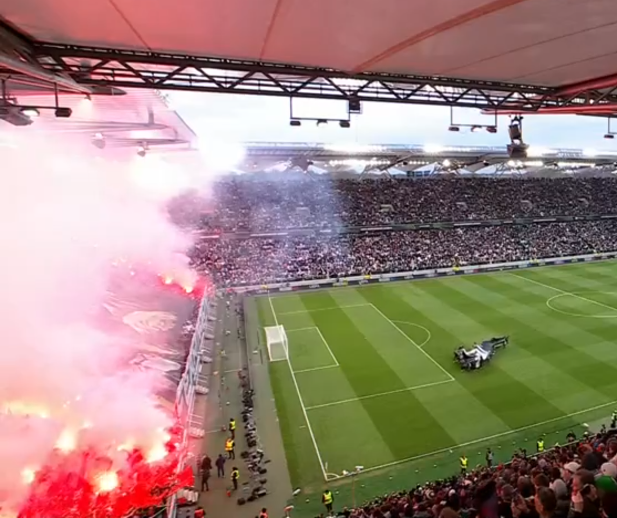 Ultrașii lui Legia nu se dezic! Scenografie ostilă la meciul cu Chelsea din Conference League