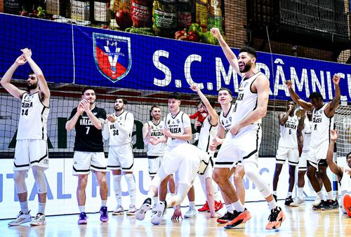 Bine conectată la robinetul banului public, Vâlcea atacă supremația în baschetul românesc / Sursă foto: Facebook@ CS Vâlcea / Pin Photo