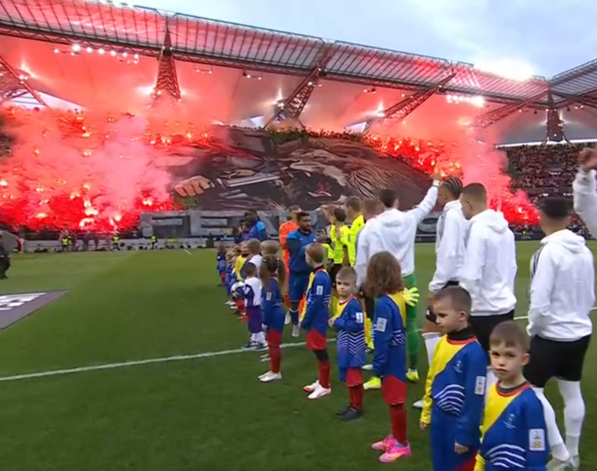 Ultrașii lui Legia nu se dezic! Scenografie ostilă la meciul cu Chelsea din Conference League