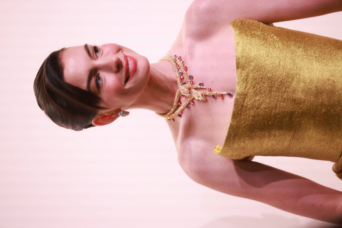 Cum au sărbătorit Anne Hathaway și Dua Lipa triumful lui Arsenal contra lui Real Madrid