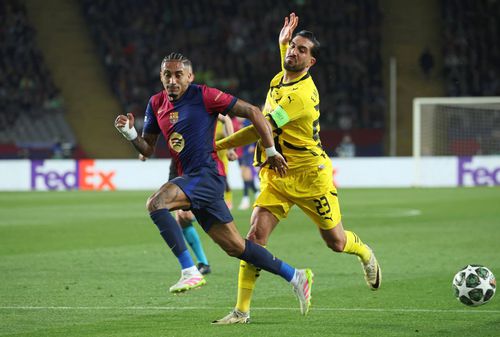 Emre Can pierde duelul cu Raphinha / Foto: Imago