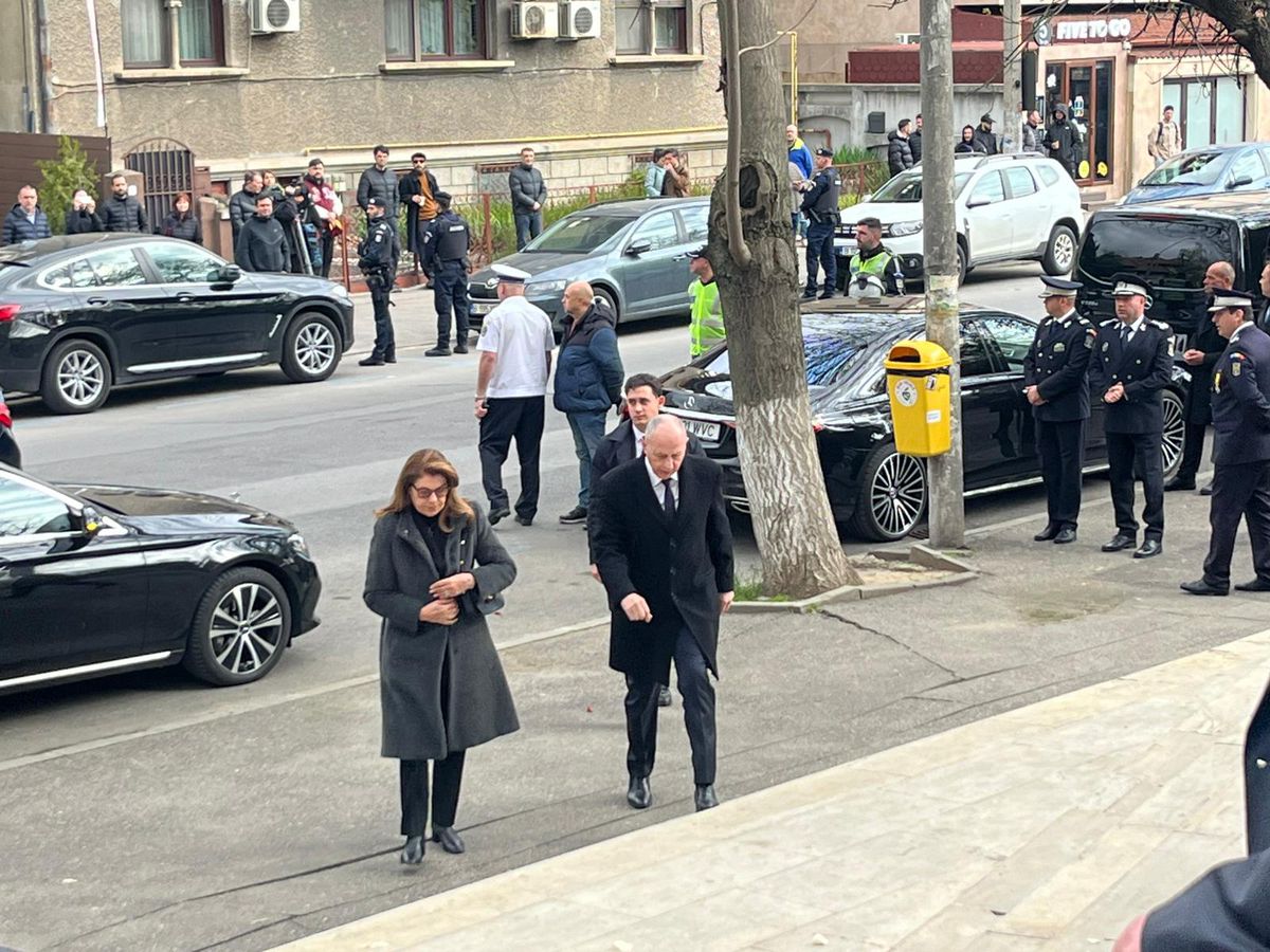 Hagi, Copos, Nețoiu, Burleanu și alte nume importante, la înmormântarea lui Mircea Lucescu » Toate personalitățile prezente: Becali a întârziat la slujbă