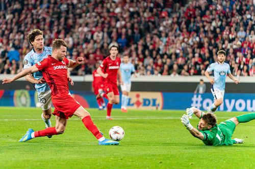 Ionuț Radu o salvează pe Celta în final, la șutul lui Holer / Foto: Imago