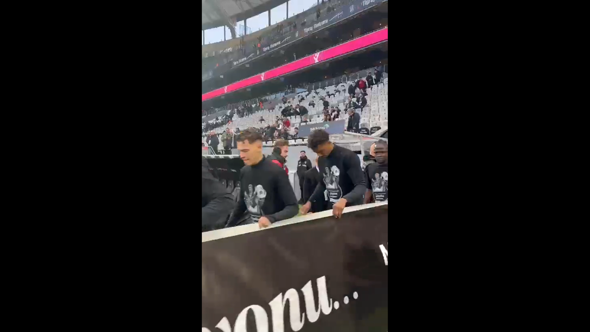 Incredibil! Cum l-au numit turcii de la Beșiktaș pe Mircea Lucescu, la primul meci după moartea lui „Il Luce”