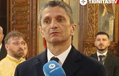 Imagini sfâșietoare cu Răzvan Lucescu de la înmormântarea tatălui său: „S-a luptat, a învins, a pierdut. A fost fericit, a fost mâhnit. A trecut prin toate”
