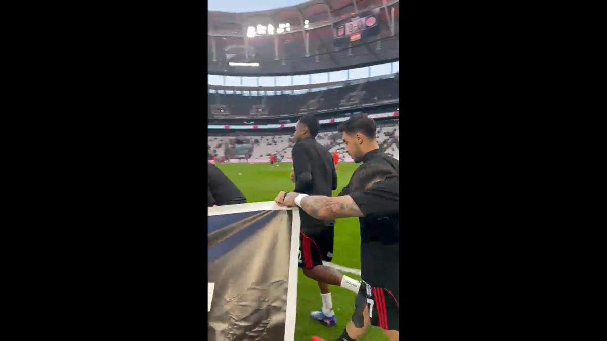 Incredibil! Cum l-au numit turcii de la Beșiktaș pe Mircea Lucescu, la primul meci după moartea lui „Il Luce”