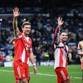 Leon Goretzka (stânga) îi salută pe fanii lui Bayern la finalul meciului cu Real Madrid (2-1) din Ligă / Foto: Imago