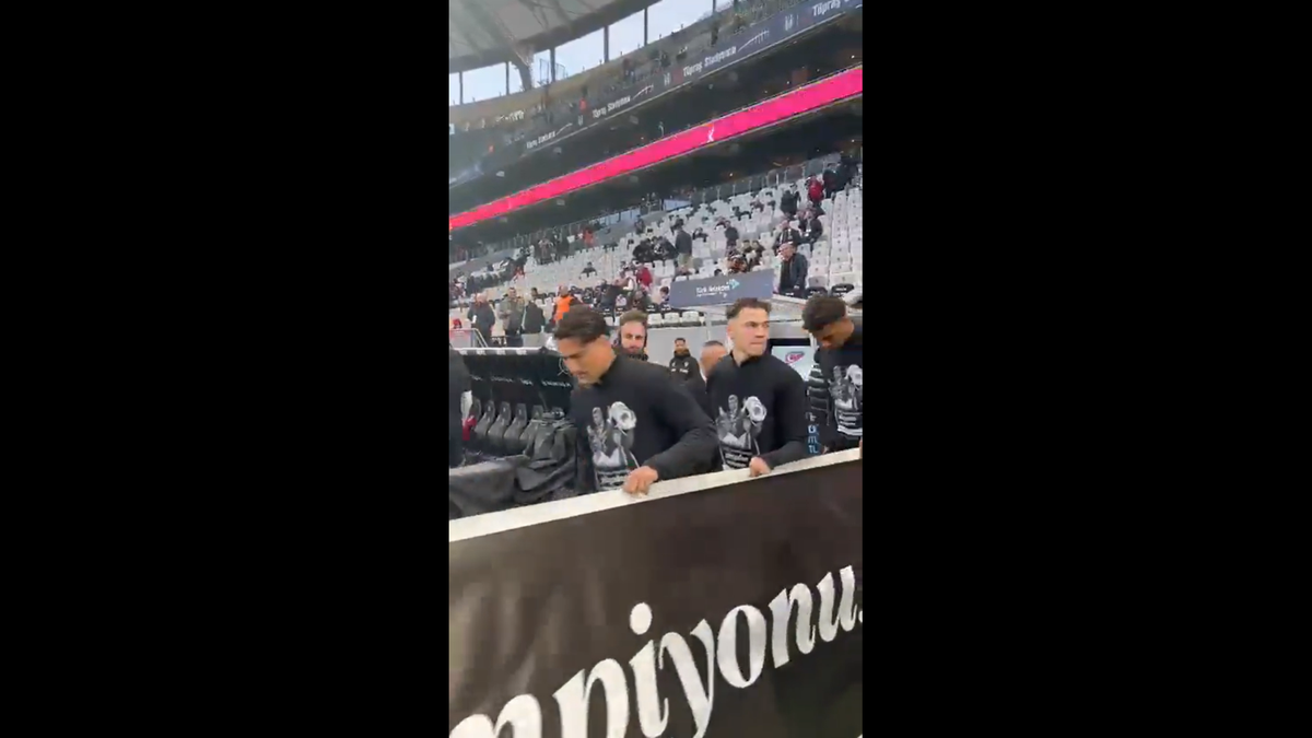 Incredibil! Cum l-au numit turcii de la Beșiktaș pe Mircea Lucescu, la primul meci după moartea lui „Il Luce”