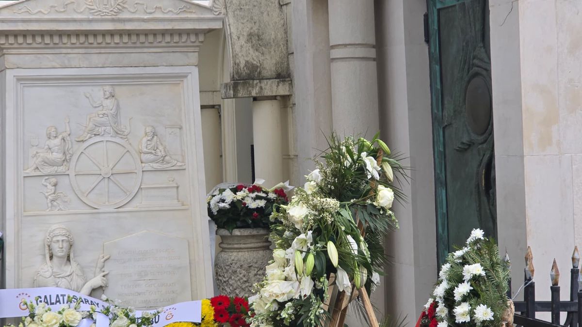 Ce scrie pe cavoul lui Mircea Lucescu, înmormântat la Cimitirul Bellu