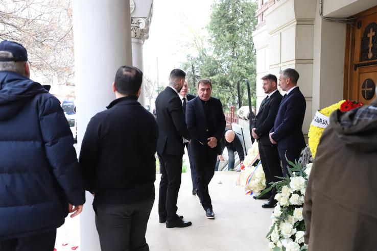 Gică Hagi, sosind la biserică / foto: Dumitru Angelescu (Libertatea)