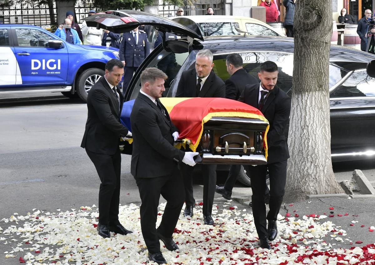 Cadre de Cristi Preda la înmormântarea lui Mircea Lucescu
