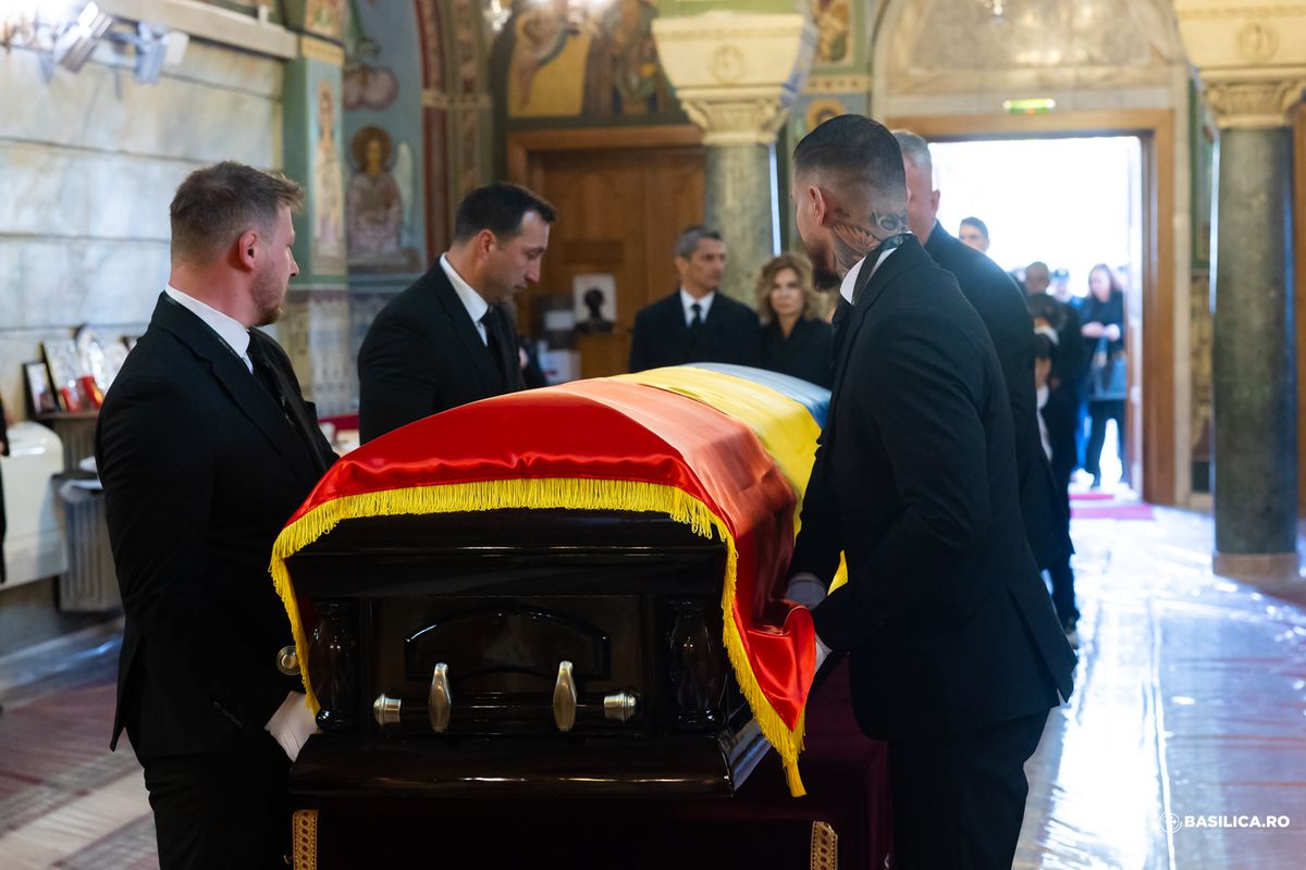 Ce a făcut Răzvan Lucescu la slujba de înmormântare a tatălui: „Nu și-a putut stăpâni emoțiile” + Alți doi oameni de fotbal au luat cuvântul