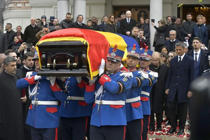 Sicriul cu trupul lui Mircea Lucescu, scos din biserică și dus spre dric // foto: Cristi Preda (GSP)