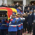Sicriul cu trupul lui Mircea Lucescu, scos din biserică și dus spre dric // foto: Cristi Preda (GSP)
