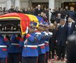 Sicriul cu trupul lui Mircea Lucescu, scos din biserică și dus spre dric // foto: Cristi Preda (GSP)