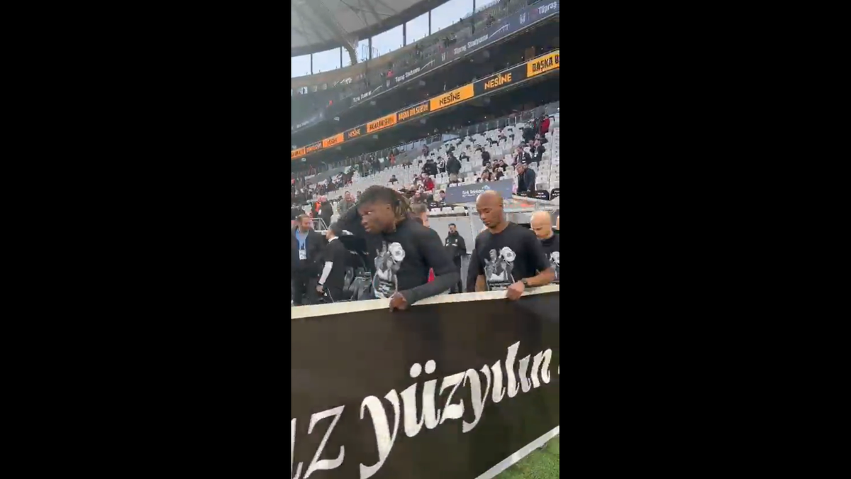 Incredibil! Cum l-au numit turcii de la Beșiktaș pe Mircea Lucescu, la primul meci după moartea lui „Il Luce”