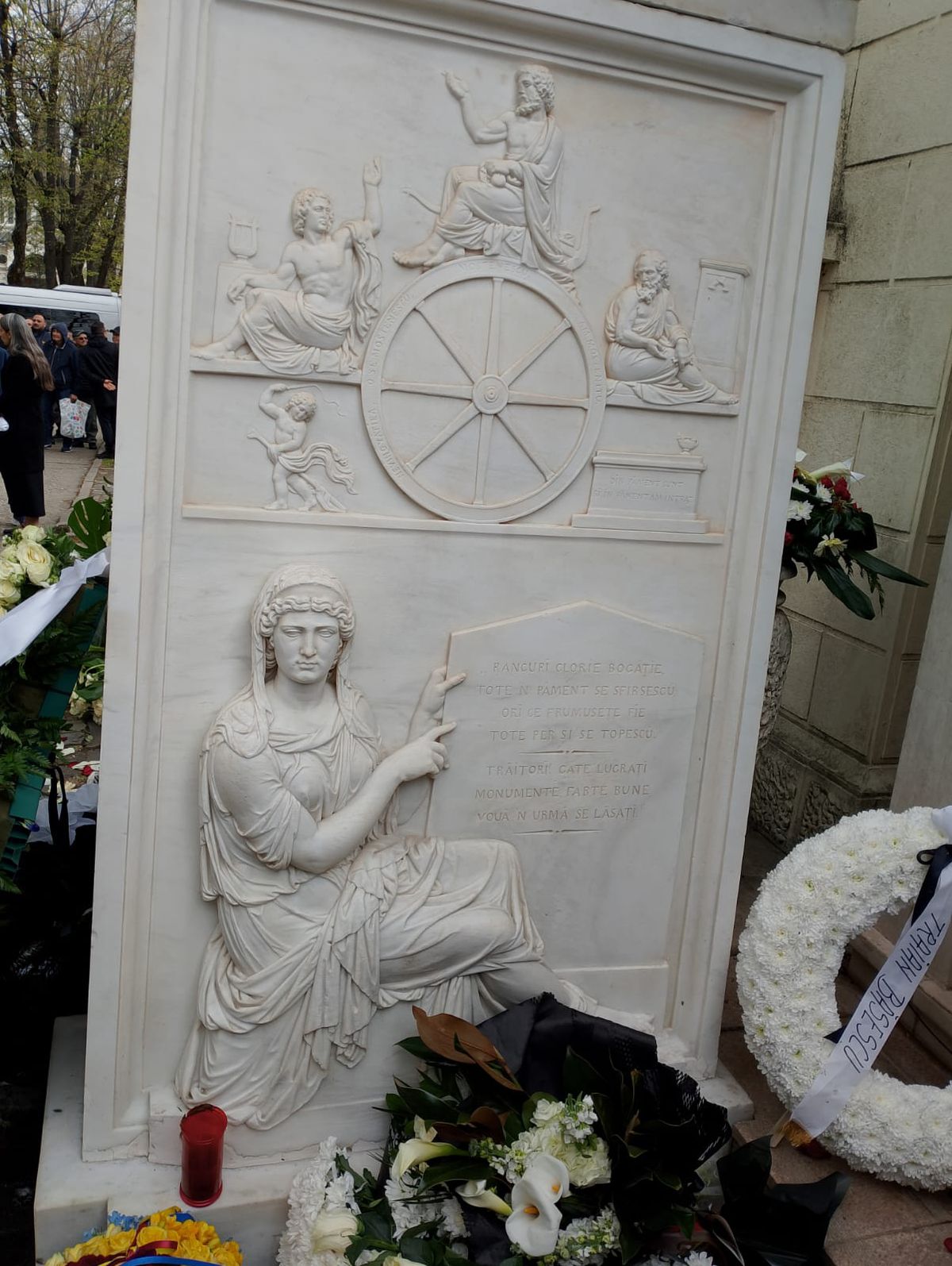 Ce scrie pe cavoul lui Mircea Lucescu, înmormântat la Cimitirul Bellu