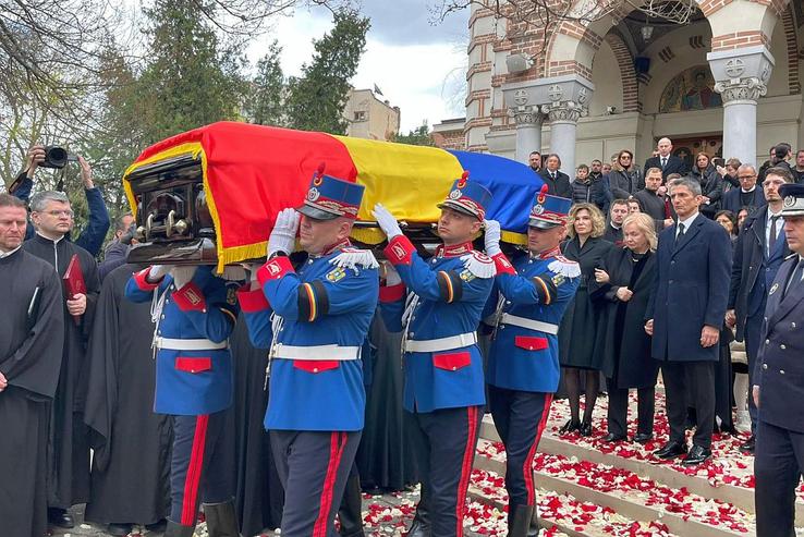 Răzvan Lucescu și Neli Lucescu în spatele sicriului lui Mircea Lucescu