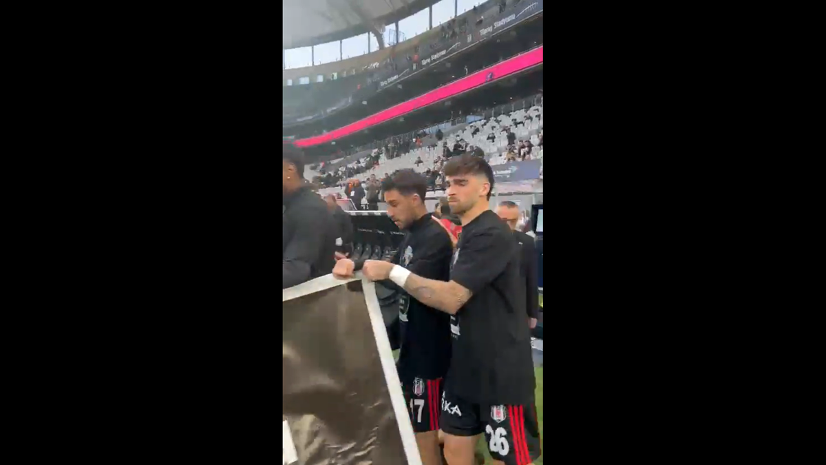 Incredibil! Cum l-au numit turcii de la Beșiktaș pe Mircea Lucescu, la primul meci după moartea lui „Il Luce”