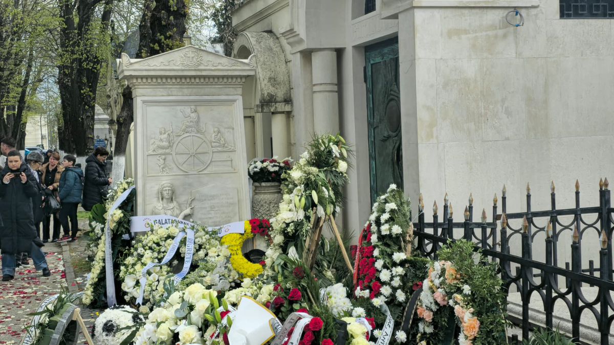 Ce scrie pe cavoul lui Mircea Lucescu, înmormântat la Cimitirul Bellu