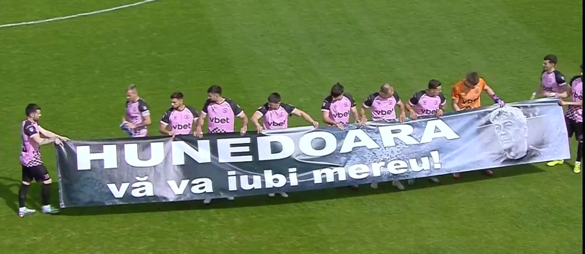 Corvinul Hunedoara, banner special pentru Mircea Lucescu