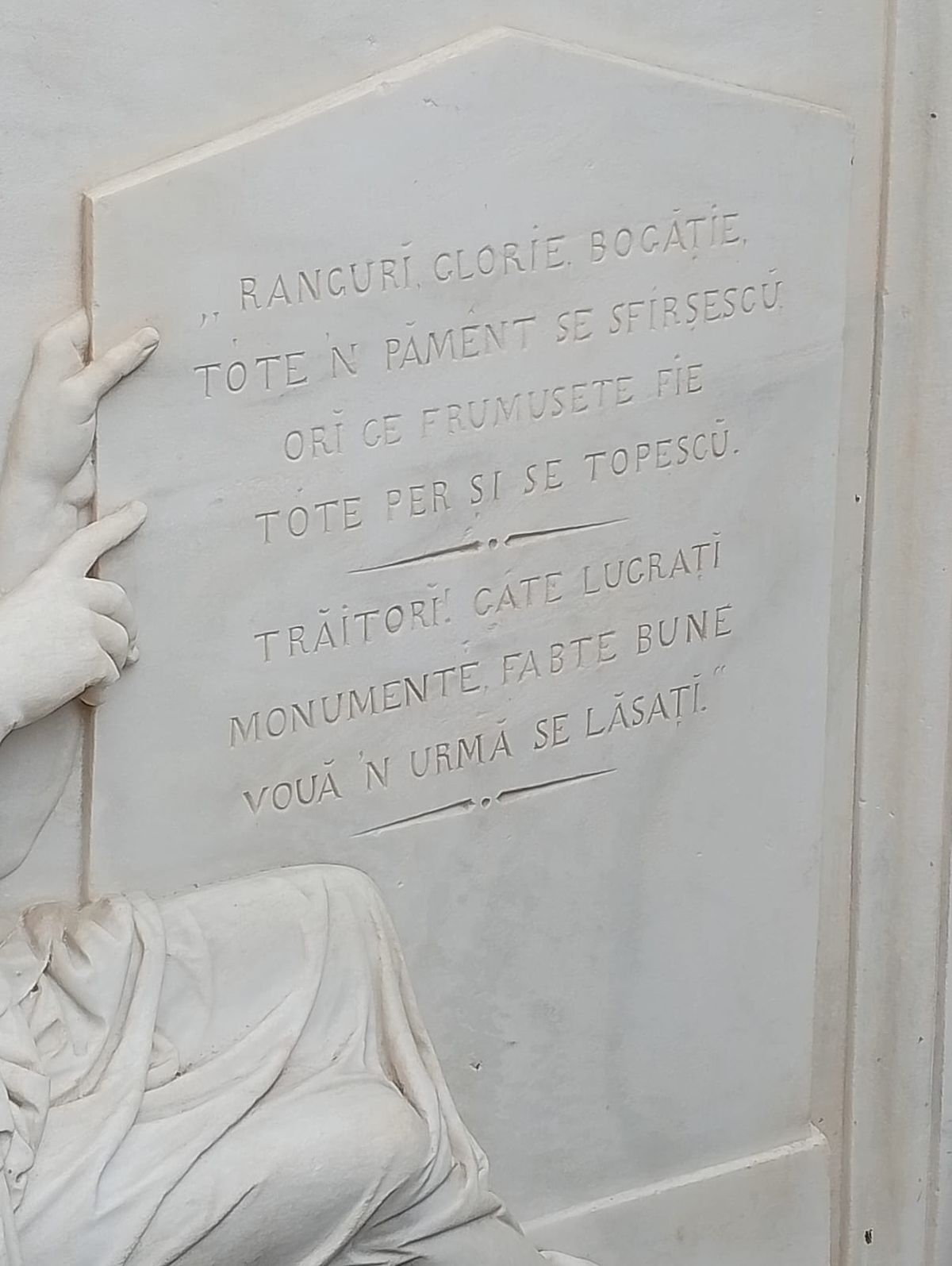 Ce scrie pe cavoul lui Mircea Lucescu, înmormântat la Cimitirul Bellu