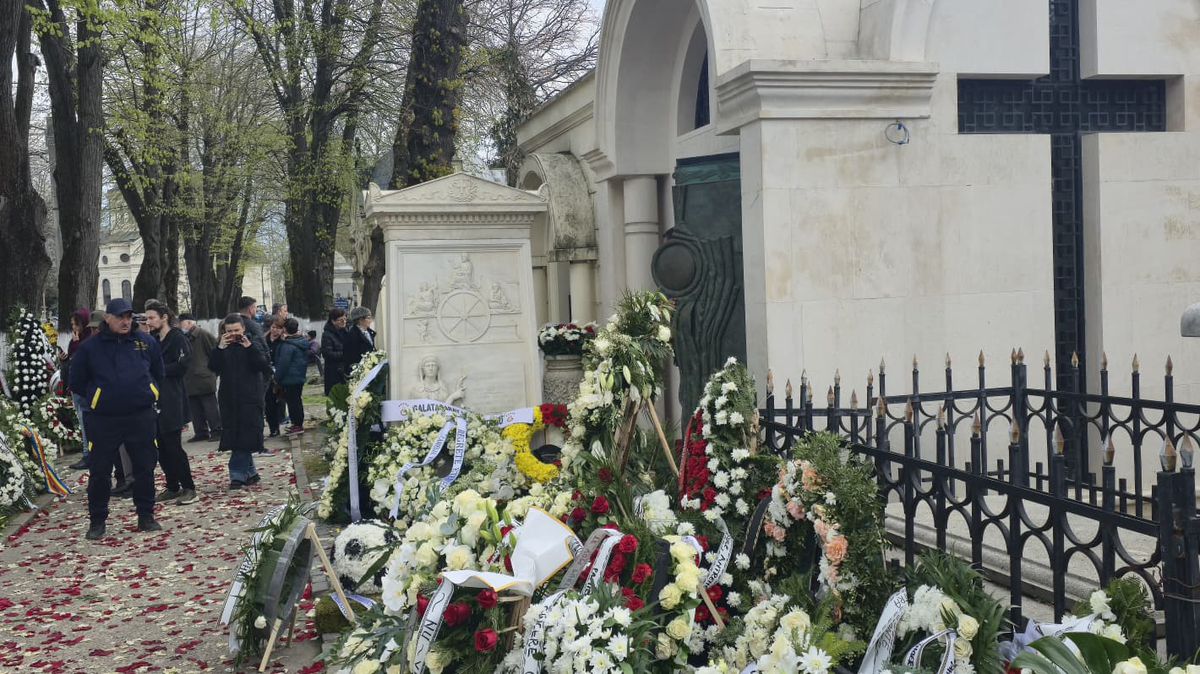 Ce scrie pe cavoul lui Mircea Lucescu, înmormântat la Cimitirul Bellu