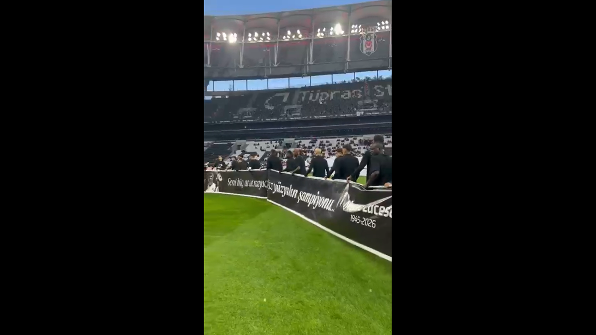 Incredibil! Cum l-au numit turcii de la Beșiktaș pe Mircea Lucescu, la primul meci după moartea lui „Il Luce”