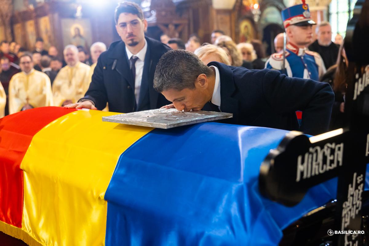 PS Timotei Prahoveanul a oficiat slujba Înmormântării pentru Mircea Lucescu