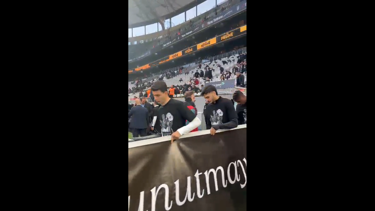 Incredibil! Cum l-au numit turcii de la Beșiktaș pe Mircea Lucescu, la primul meci după moartea lui „Il Luce”