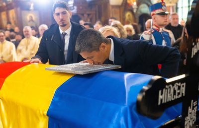 Imagini copleșitoare de la slujba înmormântării lui Mircea Lucescu » Mulțumim pentru tot, maestre!