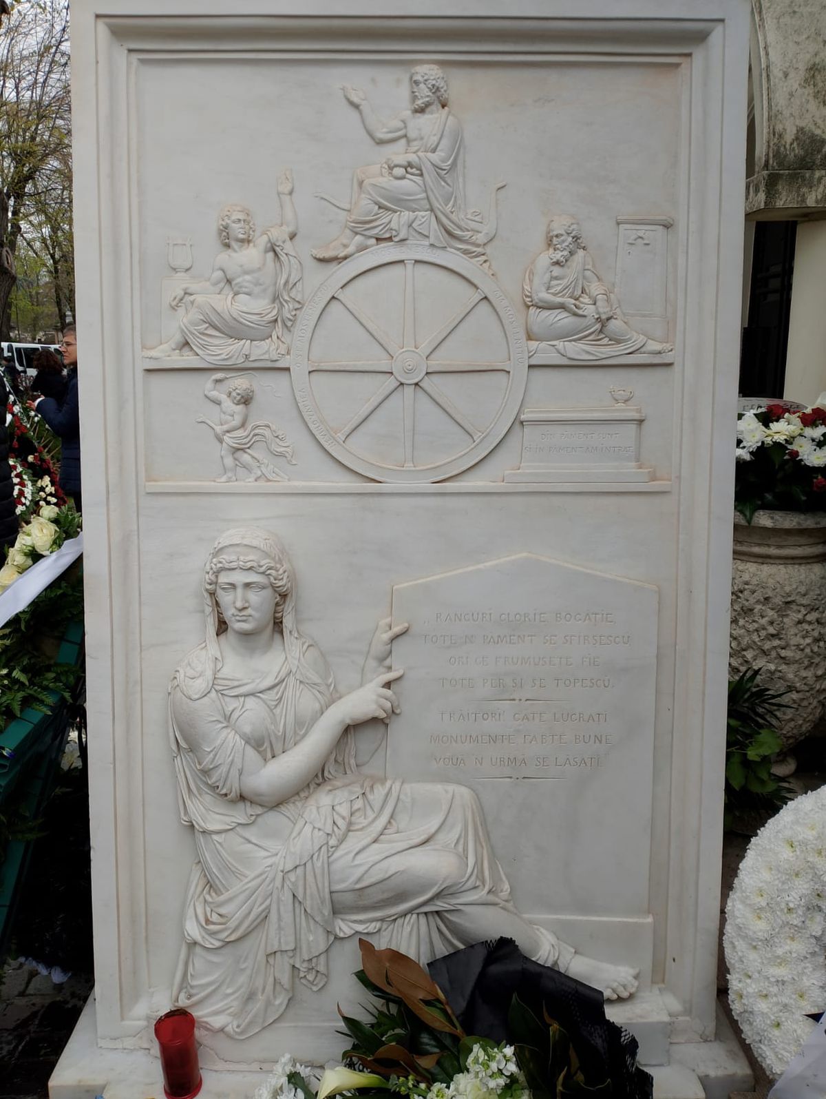 Ce scrie pe cavoul lui Mircea Lucescu, înmormântat la Cimitirul Bellu