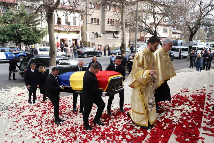 Răzvan Lucescu și soția sa Ana-Maria în cortegiul funerar al lui Mircea Lucescu // foto: Dumitru Angelescu (Libertatea)