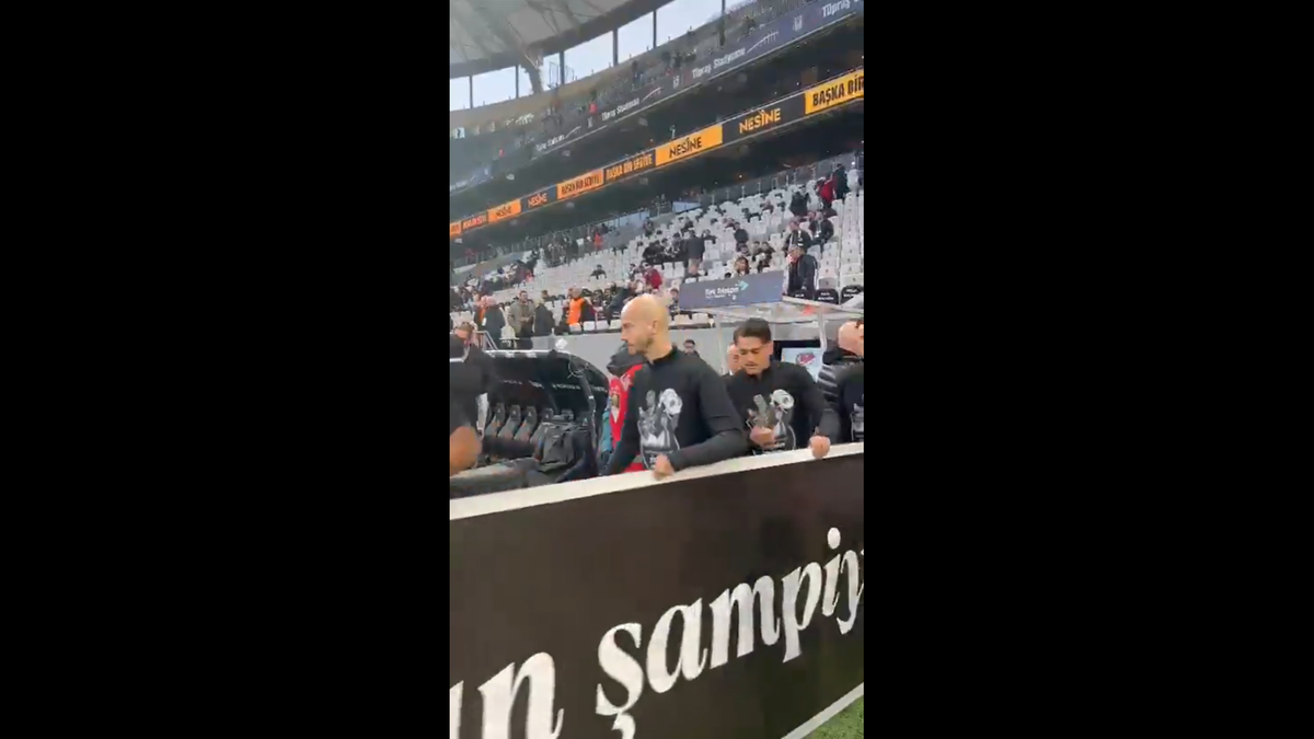 Incredibil! Cum l-au numit turcii de la Beșiktaș pe Mircea Lucescu, la primul meci după moartea lui „Il Luce”