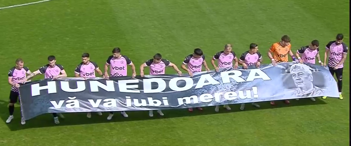 Corvinul Hunedoara, banner special pentru Mircea Lucescu